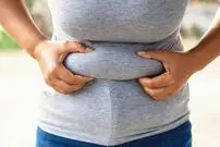 چرا شکم چاق می‌شود و چگونه آن را آب کنیم؟