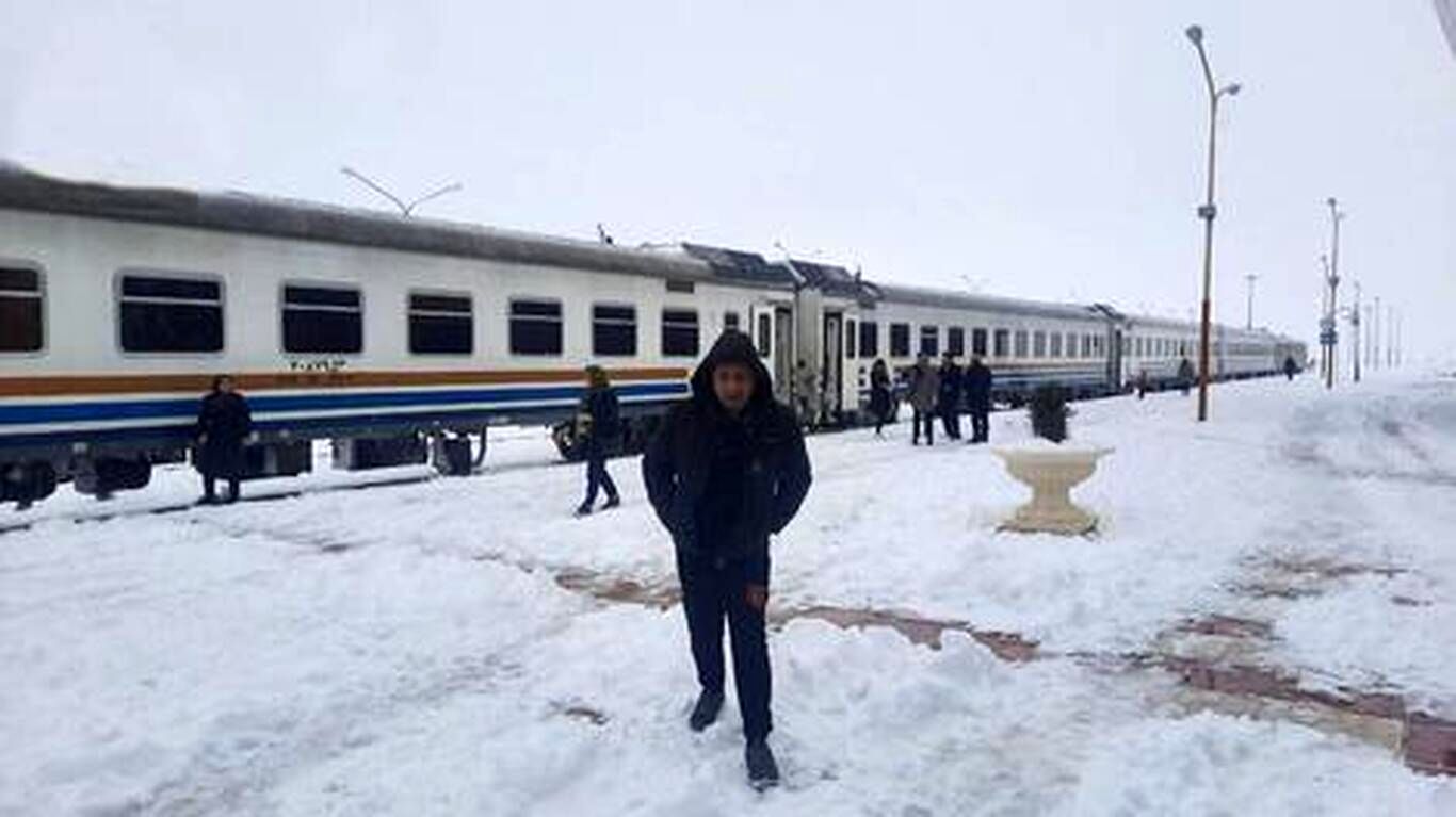 (ویدئو) توقف قطار تهران - شیراز به دلیل بارش برف سنگین روی ریل