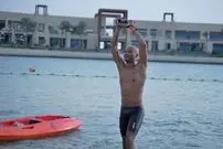 (عکس) جدیدترین رکورد گینس؛ ۱۱ کیلومتر شنا با دستانِ بسته!