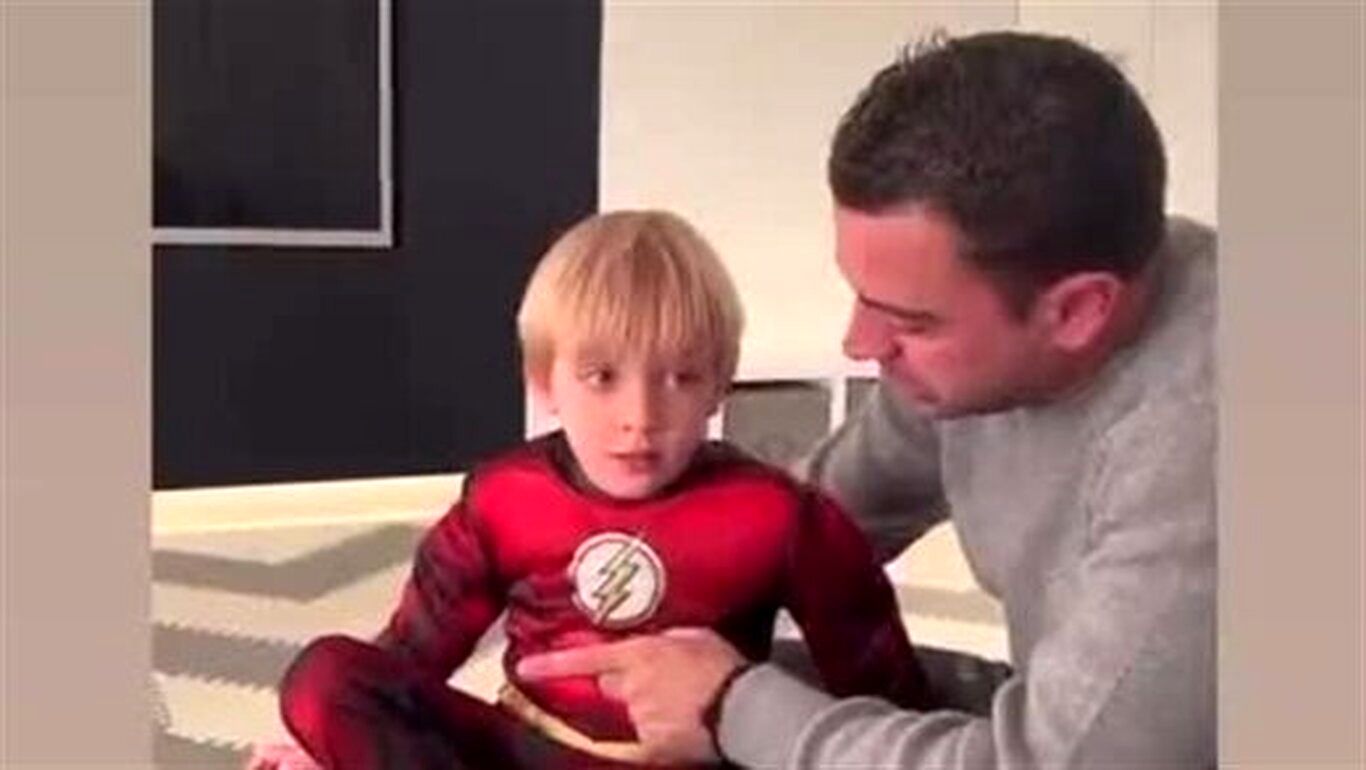 (ویدئو) ژاوی در حال آموزش سرود بارسا به پسرش