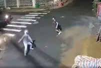 (ویدئو) زورگیری یک سارق و واکنش عجیب دختر خردسال را ببینید