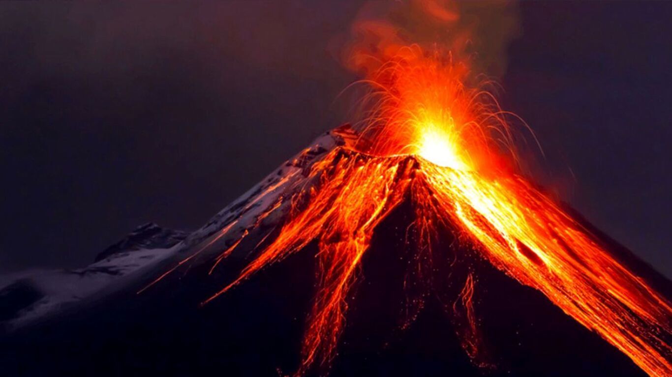 (ویدئو) لحظه فوران هولناک آتشفشان «سمرو» در اندونزی