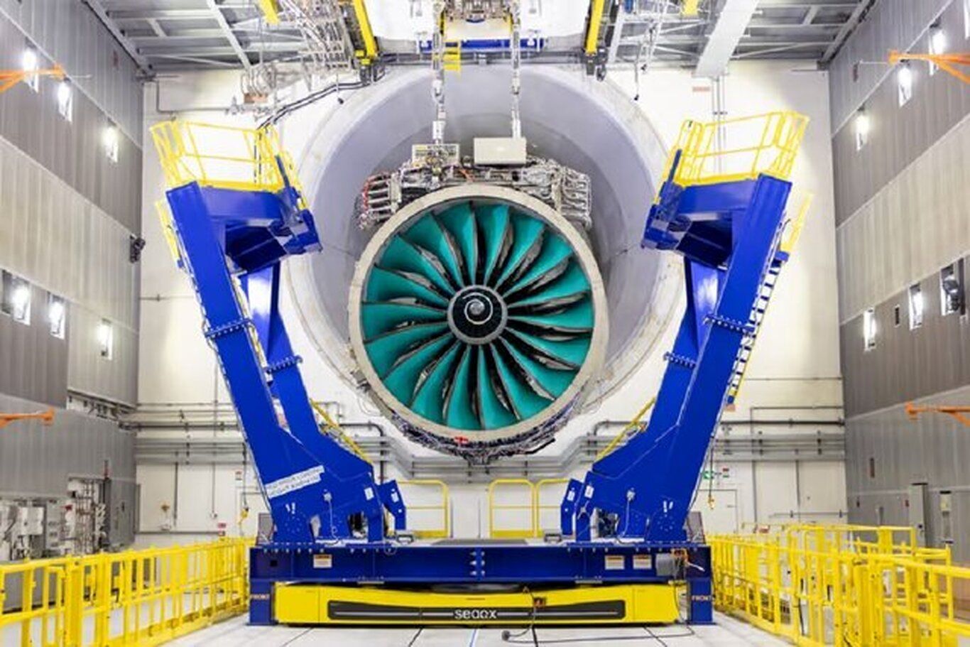 (عکس) آماده سازی بزرگترین موتور هواپیمای جهان برای آزمایش