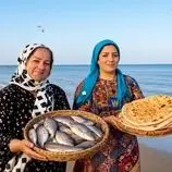 ببینید| غذای روستایی در ایران؛ کباب کردن ماهی کپور و پخت نان در ساحل دریای خزر