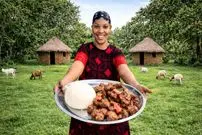 ببینید| غذای روستایی در کنیا؛ پخت یک غذای با گوشت کله پاچه بز در جنگل