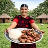 ببینید| غذای روستایی در کنیا؛ پخت یک غذای با گوشت کله پاچه بز در جنگل