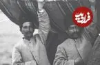 عکس| سفر زمان؛ «امین همایون و علی آقا» در حال نگه داشتن سایبان «ناصرالدین شاه» در کوهستان