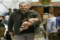 عکس/ وقتی بهداد سلیمی نوزادش را بغل می‌کند