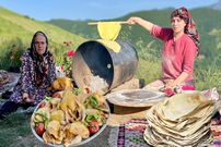 ببینید؛ غذای روستایی در گیلان؛ تهیه مرغ بریانی در بشکه و پخت نان روی آن