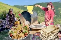 ببینید؛ غذای روستایی در گیلان؛ تهیه مرغ بریانی در بشکه و پخت نان روی آن