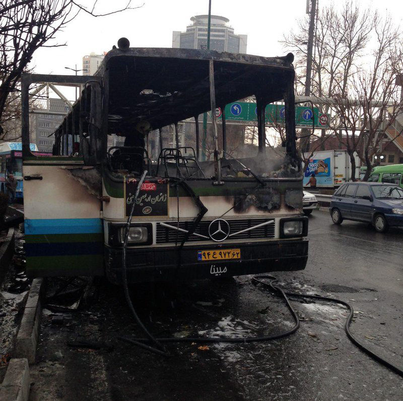 (تصاویر) آتش‌گرفتن اتوبوس در خیابان ولیعصر