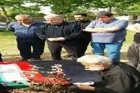 تصویر/ علي پروين بر سر مزار مهرداد اولادی