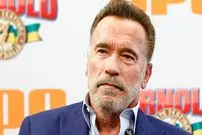 عکس| سفر در زمان؛ «آرنولد» در حال ژست گرفتن برای عکاس در ناتینگ هیل در لندن؛ سال 1355