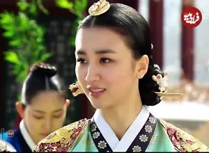 عکس| سفر زمان؛ تیپ و چهرۀ «ملکه اینهیون» (سریال دونگ‌یی) در 38 سالگی در یک کافه