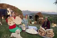(ویدئو) ببینید این چند زن خوش سلیقه ایلیاتی گیلانی چگونه پنیر سنتی و نان تنوری تهیه می کنند