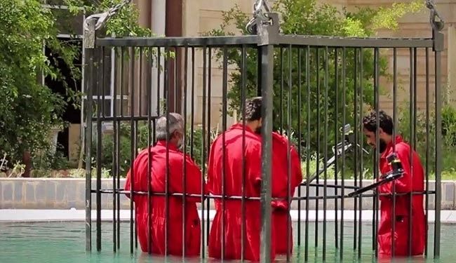 عکس/ اعدام زجر آور 7 عراقی در قفس