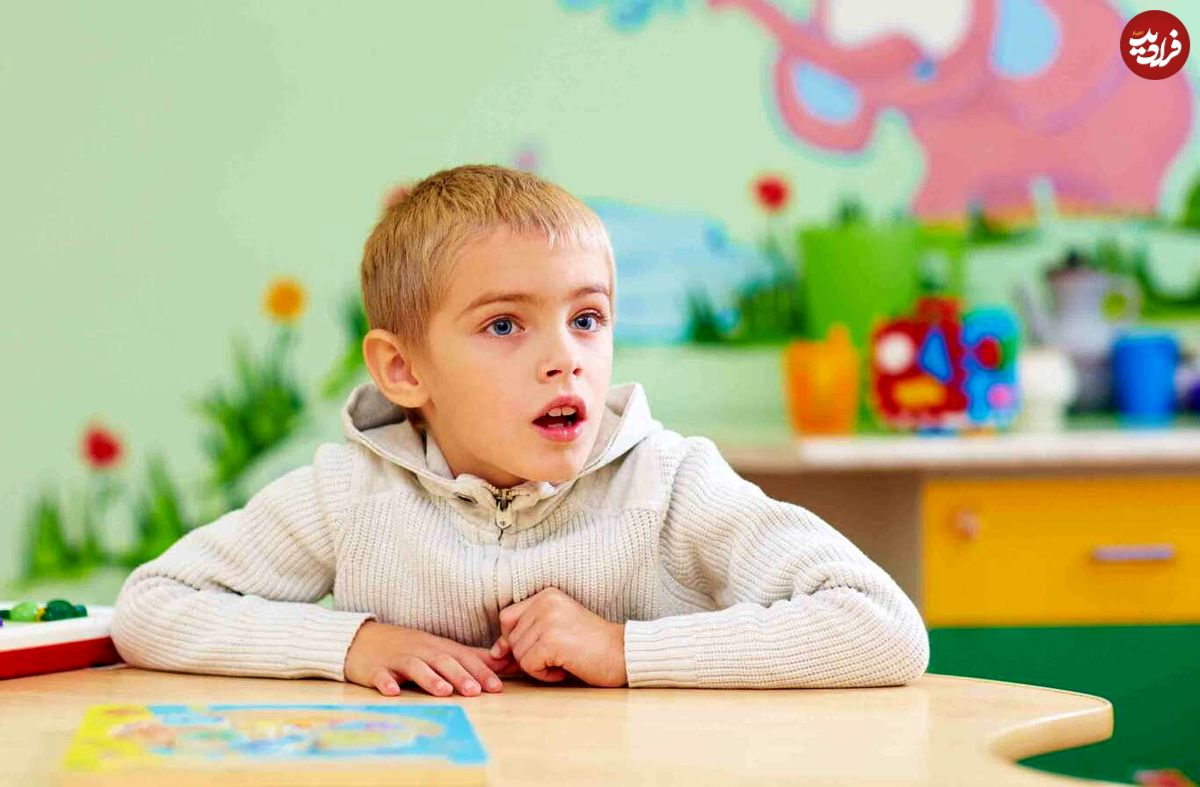 (اینفوگرافیک) ۱۰ نشانه اوتیسم در کودکان که والدین باید بدانند