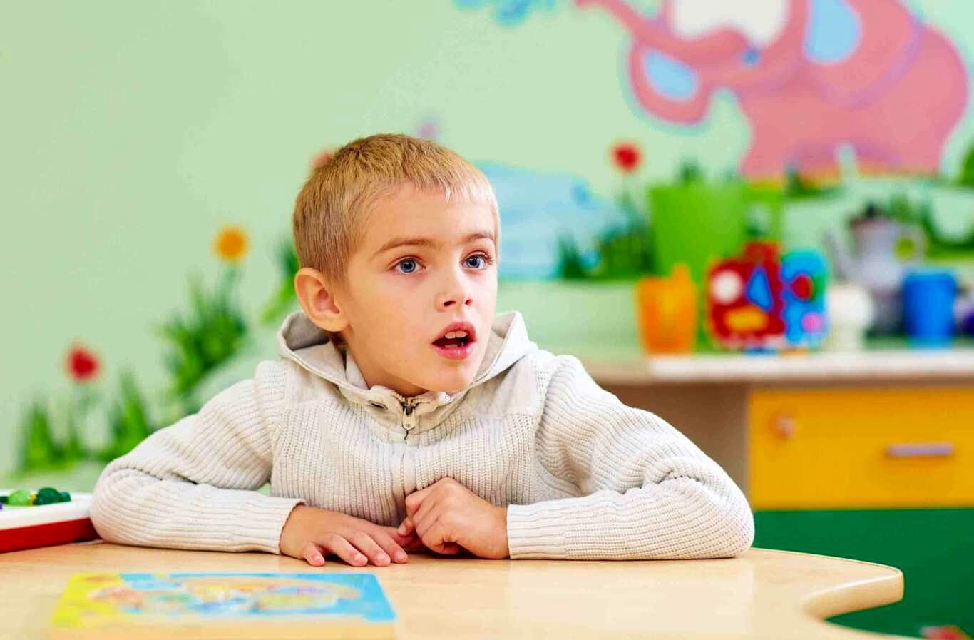 (اینفوگرافیک) ۱۰ نشانه اوتیسم در کودکان که والدین باید بدانند