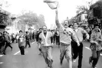 تصاویر؛ سفر در زمان؛ عکس‌های روزی که مردم ایران تا صبح خیابان‌ را رها نکردند!