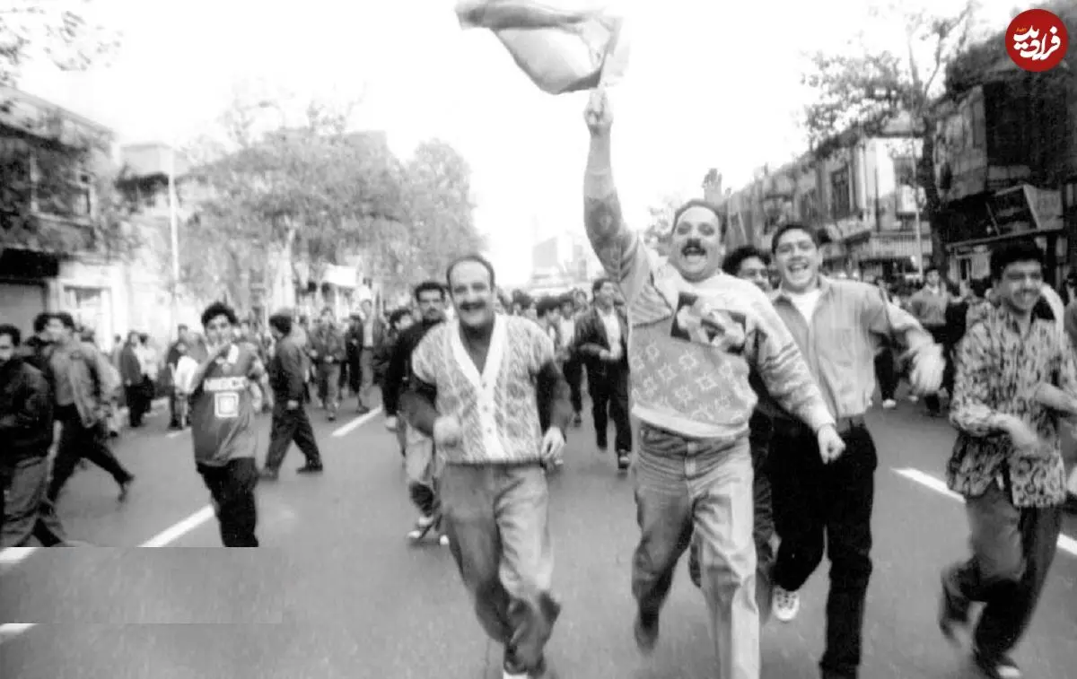 تصاویر؛ سفر در زمان؛ عکس‌های روزی که مردم ایران تا صبح خیابان‌ را رها نکردند!