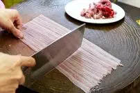 ببینید| غذای خیابانی در چین؛ پخت یک غذای خاصی با مار و کبوتر در پکن