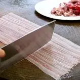 ببینید| غذای خیابانی در چین؛ پخت یک غذای خاصی با مار و کبوتر در پکن