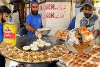 ببینید| غذای خیابانی در پاکستان؛ تهیه شامی برگر با تخم مرغ در کراچی