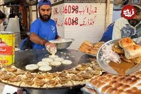 ببینید| غذای خیابانی در پاکستان؛ تهیه شامی برگر با تخم مرغ در کراچی