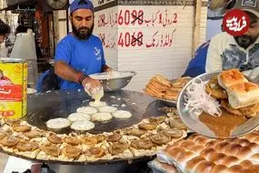 ببینید| غذای خیابانی در پاکستان؛ تهیه شامی برگر با تخم مرغ در کراچی