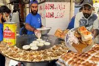 ببینید| غذای خیابانی در پاکستان؛ تهیه شامی برگر با تخم مرغ در کراچی