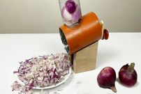 ببینید؛ نحوه ساخت یک دستگاه ساده و خلاقانه برای خردکردن پیاز با قوطی کنسرو