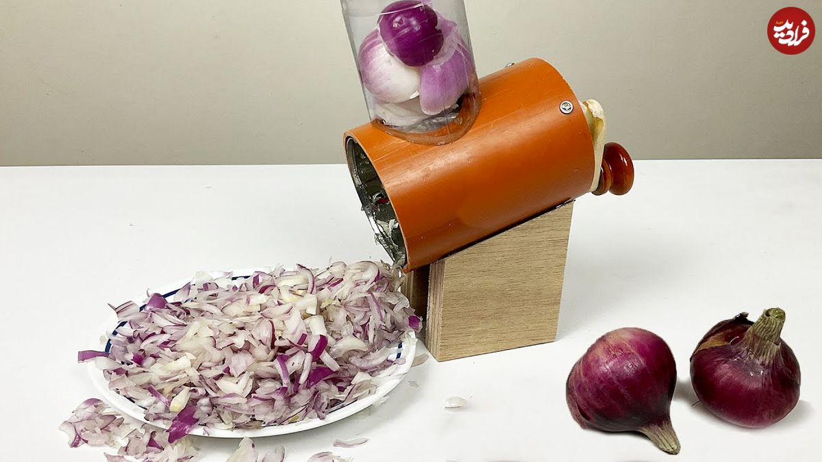 ببینید؛ نحوه ساخت یک دستگاه ساده و خلاقانه برای خردکردن پیاز با قوطی کنسرو