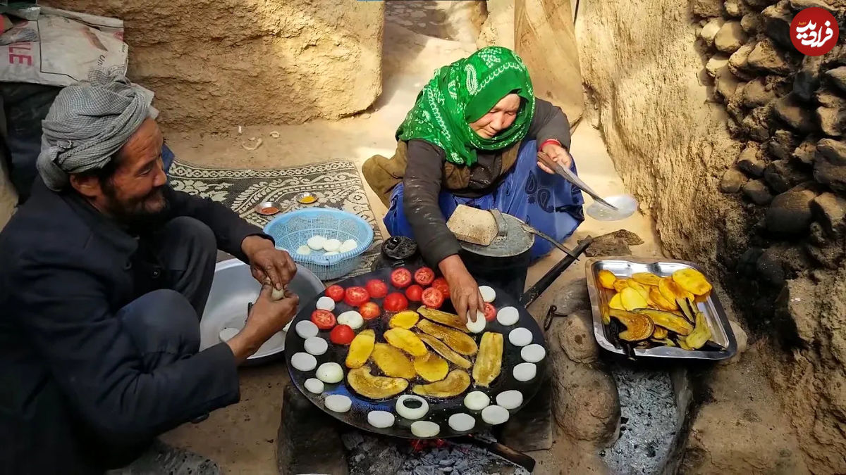 (ویدئو) نحوه پخت یک غذای سنتی با بادمجان و سیب زمینی توسط زوج غارنشین افغان