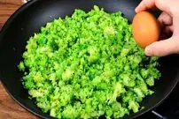 ببینید| طرز تهیه املت بروکلی و  تخم مرغ به روش آشپز چینی
