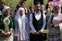 (عکس) سفر به ایران قدیم؛ «ظاهر مهمانان، عروس و داماد در یک جشن عروسی گیلانی»؛ سال 1330