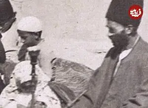 عکس| سفر زمان؛ تصویری از یک معلم ایرانی با قلیان سر کلاس درس؛ 130 سال قبل
