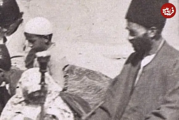عکس| سفر زمان؛ تصویری از یک معلم ایرانی با قلیان سر کلاس درس؛ 130 سال قبل