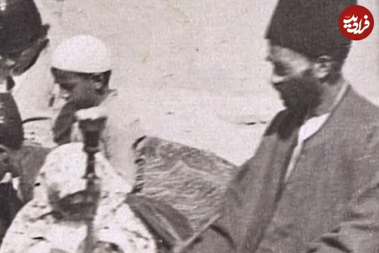 عکس| سفر زمان؛ تصویری از یک معلم ایرانی با قلیان سر کلاس درس؛ 130 سال قبل