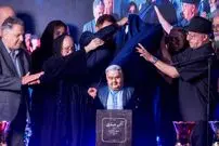 تندیس مردی که ایران را خنداند؛ رونمایی از مجسمه اکبر عبدی با حضور مادرش