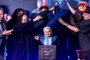 تندیس مردی که ایران را خنداند؛ رونمایی از مجسمه اکبر عبدی با حضور مادرش