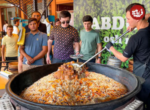 (ویدئو) غذای خیابانی در ازبکستان؛ پخت 210 کیلو پلو ازبکی با گوشت