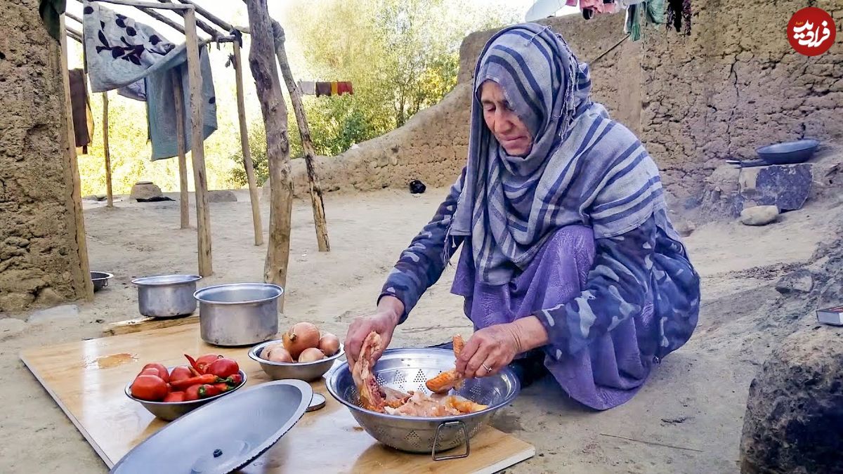 (ویدئو) پخت تماشایی پلو مرغ محلی به سبک و سیاق دو بانوی روستایی افغانستانی