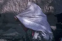 عکس| سفر به ایران قدیم؛ دختران اصفهانی در کنار جوی آب روستا؛ سال 40