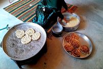 ببینید؛ غذای روستایی در ایران؛ پخت نان سنتی توسط یک بانوی عشایر