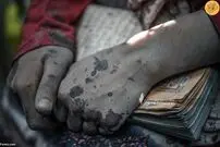 (عکس) داستان زن فلسطینی بیرون آمده از زیر آوار با قرآن در دست