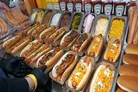 ببینید| غذای خیابانی در کره؛ هات داگ تند آمریکایی در سئول