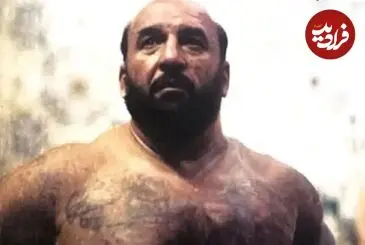 عکس| سفر زمان؛ «شعبان جعفری» زیر کرسی و در کنار نوچه هایش؛ دهه 30