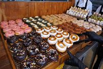 ببینید| غذای خیابانی در کره؛ پخت انواع دونات توسط قنادی ماهر در سئول