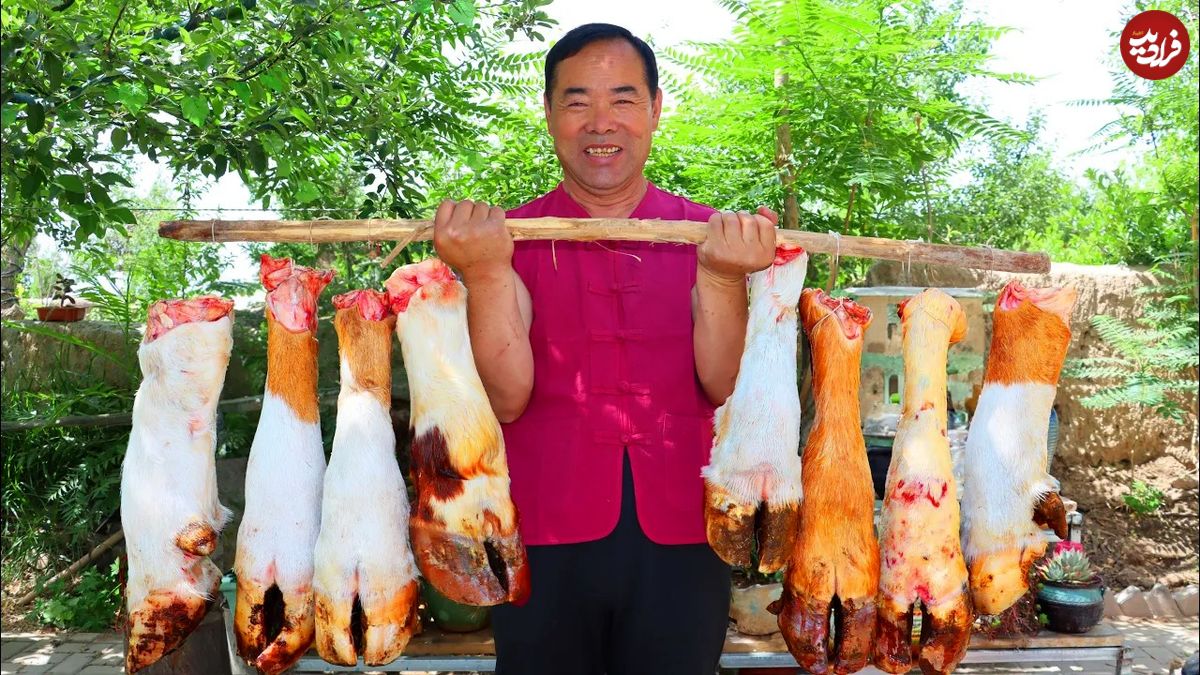 (ویدئو) غذای روستایی؛ طبخ 8 پاچه غول پیکر گاو به سبک روستانشینان چینی