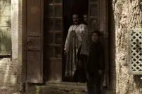 عکس| سفر به ایران قدیم؛ «کفاشی استاد ماشاالله یهودی» در یکی از خیابان‌های تهران؛ 99 سال قبل